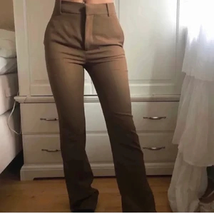 Zara byxor - Säljer dessa fina Zara byxor, aldrig använda med prislappen kvar!!❤️
