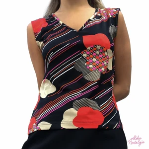 Retro topp  - Cool retro topp 💞 Superbra skick. Passar en storlek XS-S beroende på önskad fit. Skriv med funderingar! Följ oss på instagram och kommentera för att får fri frakt på första köpet 🧸