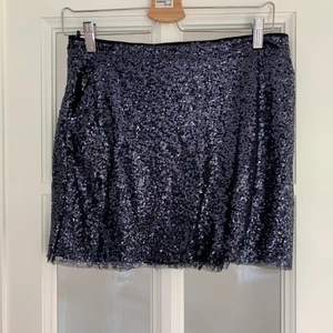 Glitter kjol  - En glittrig kjol med dragkedja där bak, passar perfekt till fest 