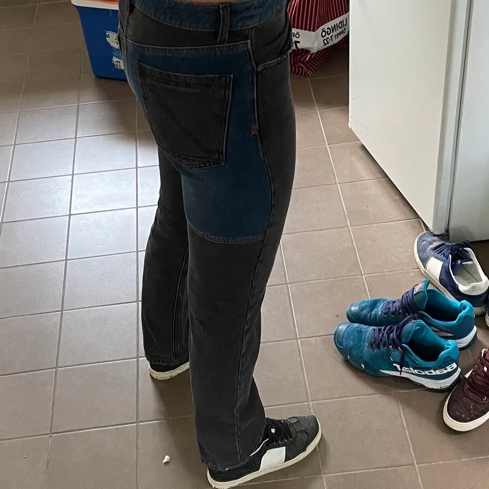 Så snygga zadig jeans, sitter tight på mig som är en 38/40, men skulle passa mindre om man gillar de lite oversized. . Jeans & Byxor.