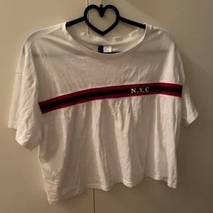 T-shirh, cropped - Vit croppad t-shirt från HM. 