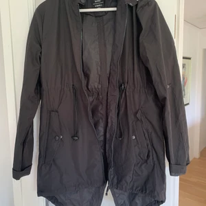 Regn och vindjacka i storlek X-S - Regn och vindjacka, säljer pga köpt en till och behöver bara en. 
