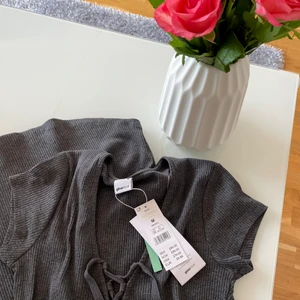 Ny ribbstickad klänning från Gina Tricot - Ny ribbstickad klänning från Gina Tricot •Helt ny och oanvänd klänning med lapparna kvar •Pris: 90 kr •Storlek M(lite mindre i strl., passar S) 🚫Djurfritt och rökfritt hem 📍Kan mötes upp i Mölnlycke 📬Kan skickas mot fraktkostnad 
