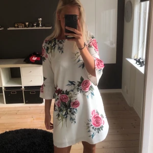 Sommarklänning! - Superfin sommarklänning från Only! Vit bas med rosa blommor 🌺 den är inte genomskinlig då det finns en underklänning fastsydd! Klänningen har en liten kortare ärm med volang-detalj 😍 använd endast ett fåtal gånger!