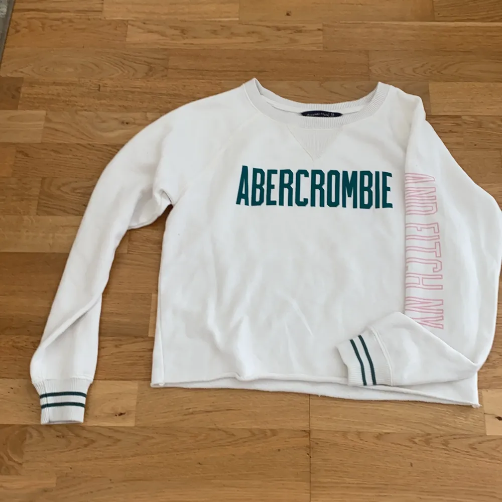 Croppad sweater från Abercrombie and Fitch NY. Tröjor & Koftor.
