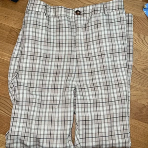 Rutiga bruna byxor  - ⚠️massförsäljning pga flytt⚠️ fina oversize byxor i rutigt mönster. Inga bud