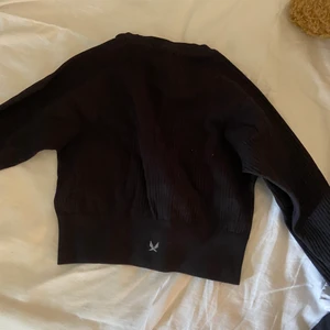 Svart träningsett  - Jätte snyggt och coolt träningsett med en långsemester tröja samt byxor i lite ribbat material 