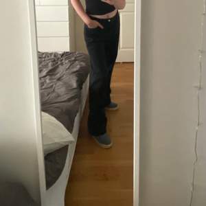 Svarta Monki Yoko jeans. Använda vid fåtal tillfällen utan några slitningar. Köpte dom i större storlek för att få en mer oversized passform. Har vanligtvis 29 i dessa jeans och jag är 175cm :)