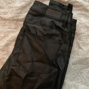 Skinnbyxor  - Skinnbyxor från only i storlek M30🖤 ser inte så skrynkliga ut när man har dom på sig. 60kr+frakt
