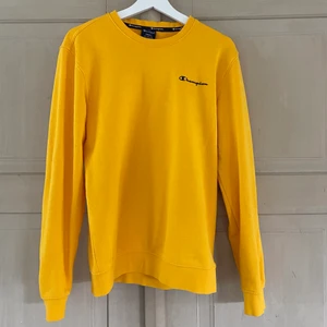 Gul champion sweatshirt  - Gul sweatshirt från champion, mens size S. I princip aldrig använd - nyskick! Möts upp i Stockholm eller fraktar mot tilläggskostnad.
