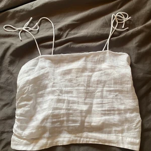 Vitt linne  - Vitt linne från hm, aldrig använt då de inte va min stil. Frakt tillkommer. Är i storlek L men skulle passa en M också