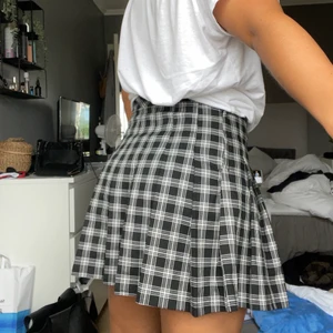 Rutig kjol  - Helt ny rutig kjol från Hm. Nypris 199 kr jag säljer för 140 kr. Inte min stil så därför säljer jag vidare den, försent att returnera🖤🖤 storlek 38 men skulle även säga den passar en 36 då hm divided kan vara lite små i storleken 