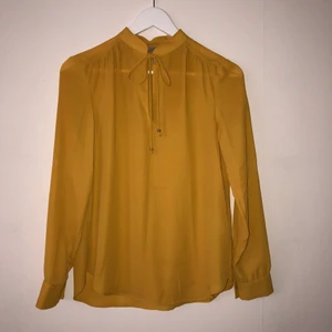 Mörk gul blus - Blus i storlek 34
