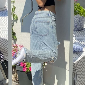 Jätte Baggy Low Waisted Slitna Jeans - Low waisted, baggy, slitning jeans, aldrig använda endast tvättade. Priset kan diskuteras!🙌🏼