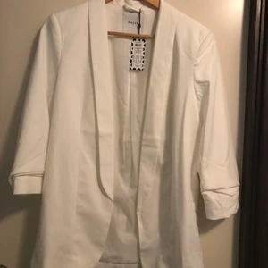 Vit kavaj PIECES VERO MODA storlek M - Superfin somrig vit kavaj. Helt oanvänd och prislapp kvar. Nypris 399kr 