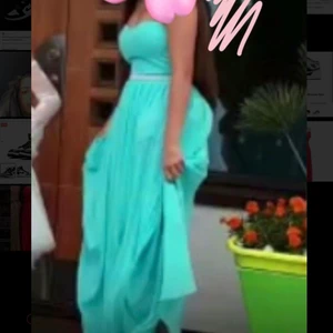 Blå festklänning stl 34 - Klänningen är endast använd en kväll och skiftar i vackra blå nyanser. Köpte den för 3000kr. Säljer för 1000kr.