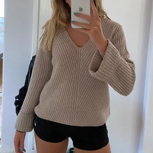 Stickad tröja från ginatricot  - En jättefin beige stickad tröja från Gina tricot! Den är v-ringad och har uppvikta ärmar, jättemysig! Frakt tillkommer!