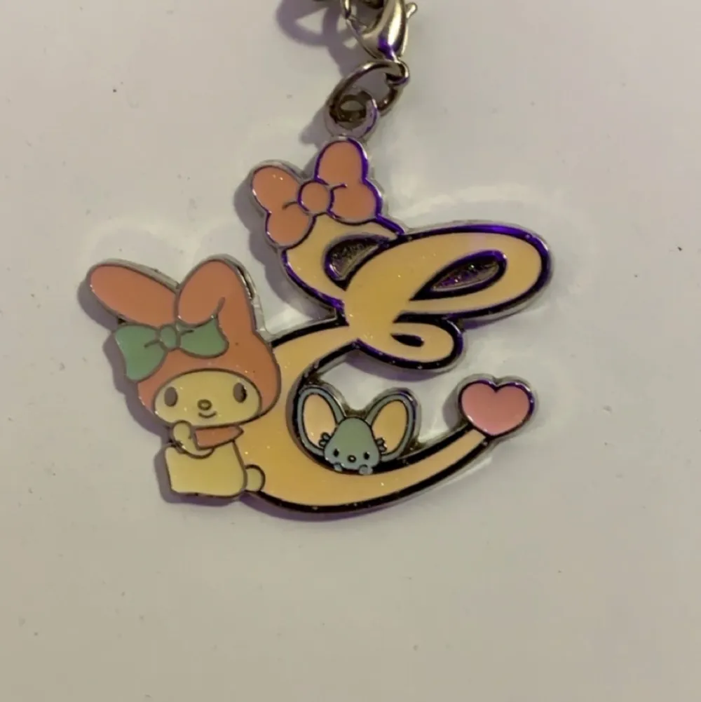Super gulligt hello kitty smycke från japan med bokstaven E! ☺️ färgen är lite beige/gul aktig, den glänser och glittrar dessutom i ljus!. Accessoarer.