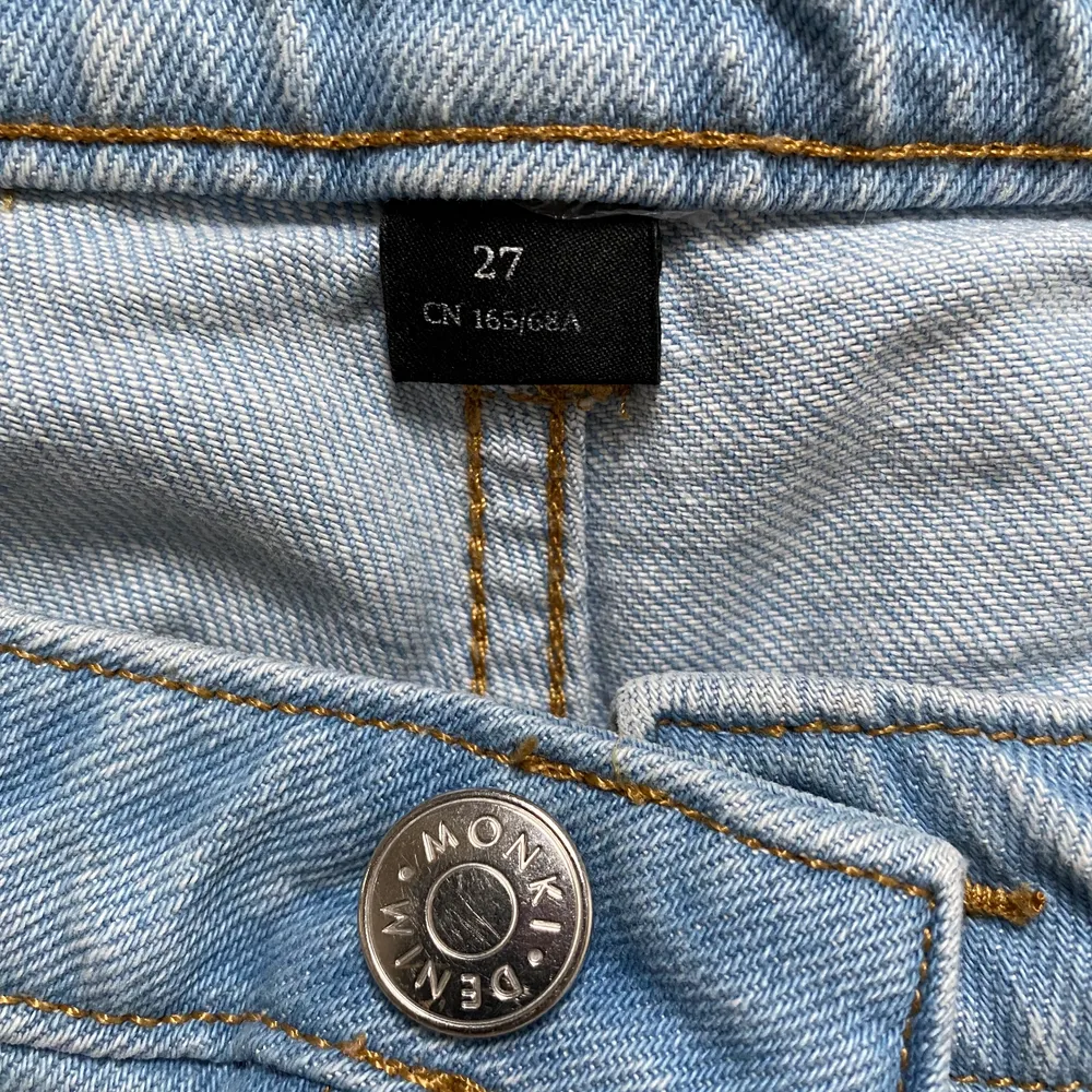 Fina jeans från monki, använt typ 2 gånger då de tyvärr är något stora på min midja.. Jeans & Byxor.