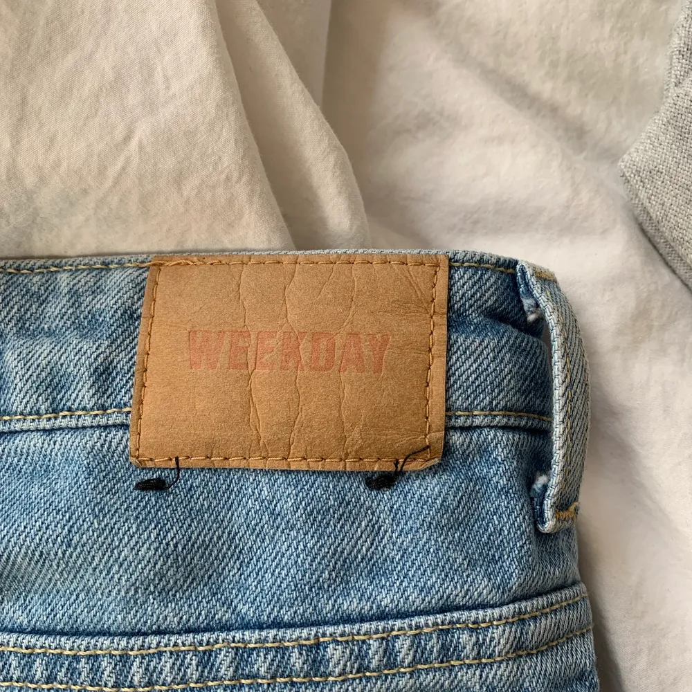 Säljer dessa sjukt snygga weekday jeans 🍒🍒, köpte dem för 500-600 kr i storleken 27/32, dem sitter lite baggie men format ändå rumpan, jag är storlek small i byxor och är 167 cm lång 💕💕. Jeans & Byxor.