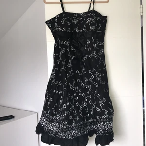 Sommar klänning - Denna varan är en snygg och medellång klänning, passar perfekt till sommaren!