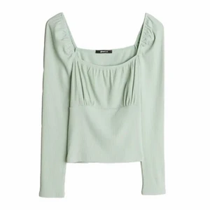 Topp från Gina Tricot - Säljer denna snygga topp från Gina Tricot som tyvärr inte passar mig. Aldrig använd, prislapp kvar!☺️ Pris är förhandlingsbart! 