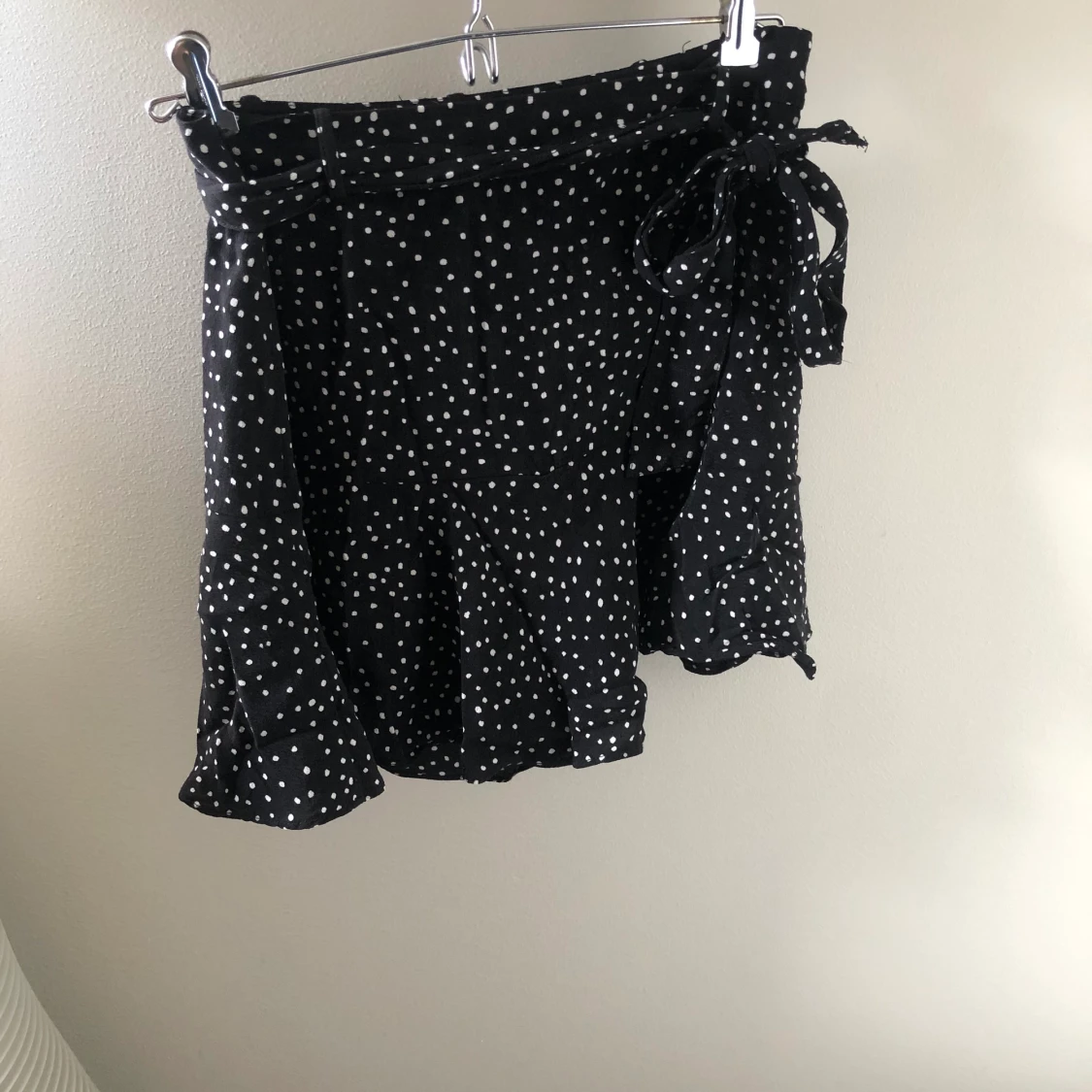 Prickig kjol med insydda shorts