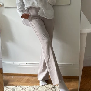 KOSTYMBYXOR MANGO  - Snygga långa kostymbyxor i kall beigw färg från mango. Strl 36 och i nyskick. 💚