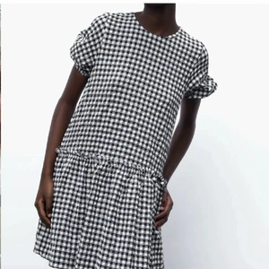 Klänning - Säljer min superfina hm klänning som tyvär aldrig komit till användning då den e lite för stor på mig💓lappar finns kvar och om ni har nån mer fråga är de bara o kontakta mig💓💓