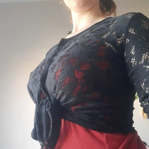 Söt spetskofta - Söt spetskofta i storlek 158/164 men funkar bra på XS/S. Jag på bilden har M. 