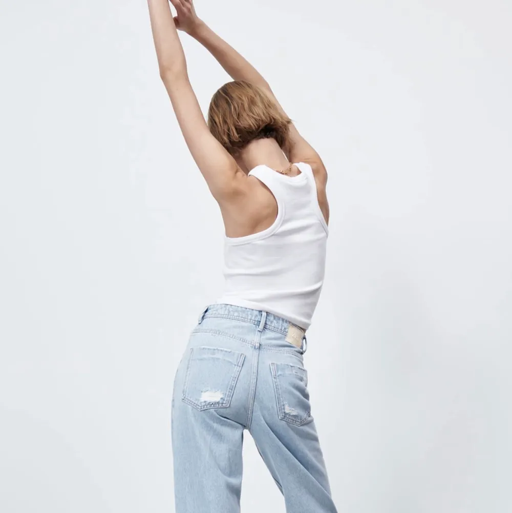 Zara jeans, helt slutsålda!!! Den som lägger högst bud får köpa jeansen . Jeans & Byxor.