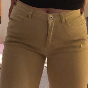 Beiga byxor - Köpta secondhand men i väldigt bra skick! Frakt ingår i priset -66kr 