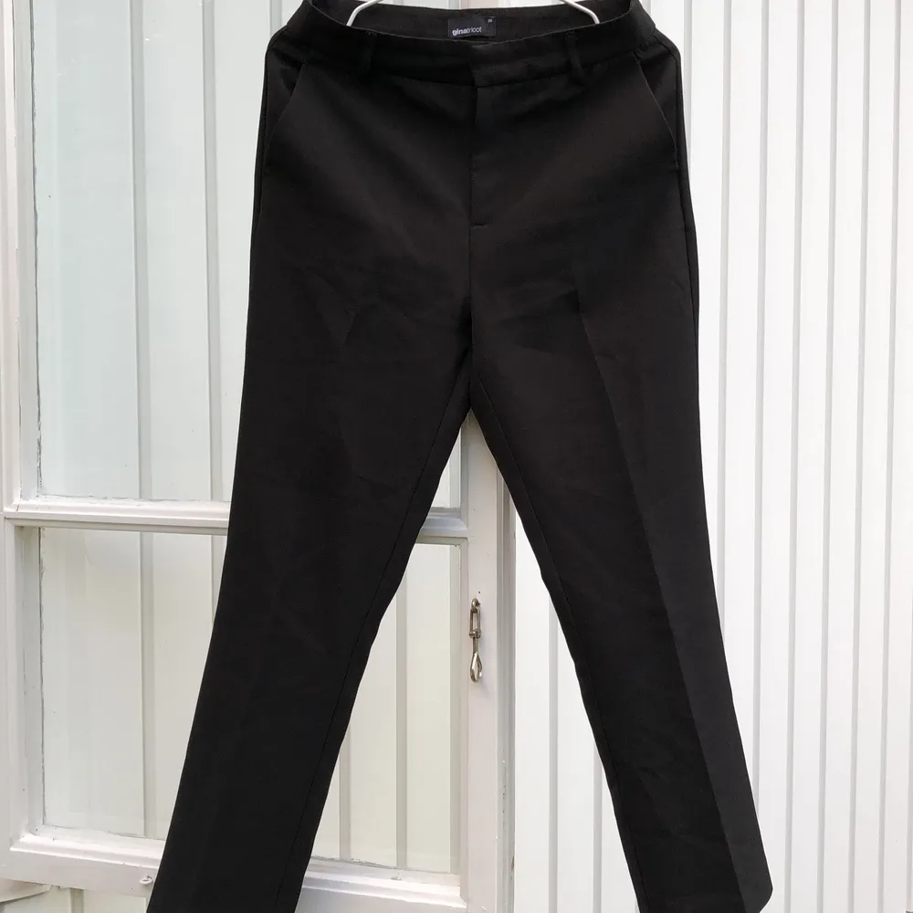 Jättesköna svarta kostymbyxor med raka ben och fickor från GinaTricot, storlek 36. Använda ett par gånger, säljer då de är för små. Köparen står för frakten.. Jeans & Byxor.