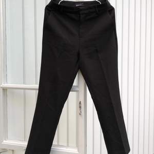 Jättesköna svarta kostymbyxor med raka ben och fickor från GinaTricot, storlek 36. Använda ett par gånger, säljer då de är för små. Köparen står för frakten.