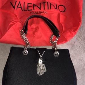 Mario by valentino väska - Säljer en Mario by valentino i mycket fint skick . Använd fåtal gånger! Inga repor eller slitage. Frakt 66kr spårbart! Betalning sker innan jag postar. 