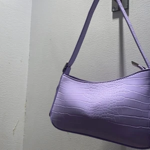 Lila väska  - Säljer denna super söta lila väska från shein! Super söt och man kan justera hur lång man vill att axelbandet ska vara!🥰🤩🤩 Frakten är 66kr! Vid fler intresse är det bud