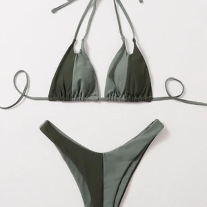Bikini  - Supersnygg bikini i mörgrön/ljusgrön!! Sitter hur fint som helst men köpte två stycken i olika storlekar så säljer den andra💗🤩