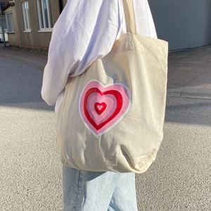 Tygväska - Fin tygkasse jag målat på själv! Perfekt till sommaren💕 Den är 40x40 plus har en innerficka som är perfekt att ha tex mobil elr nycklar i!💕 Kolla gärna in min profil för andra påsar och kläder jag säljer :) Budgivning om flera är intresserade (buda minst 10kr mer)