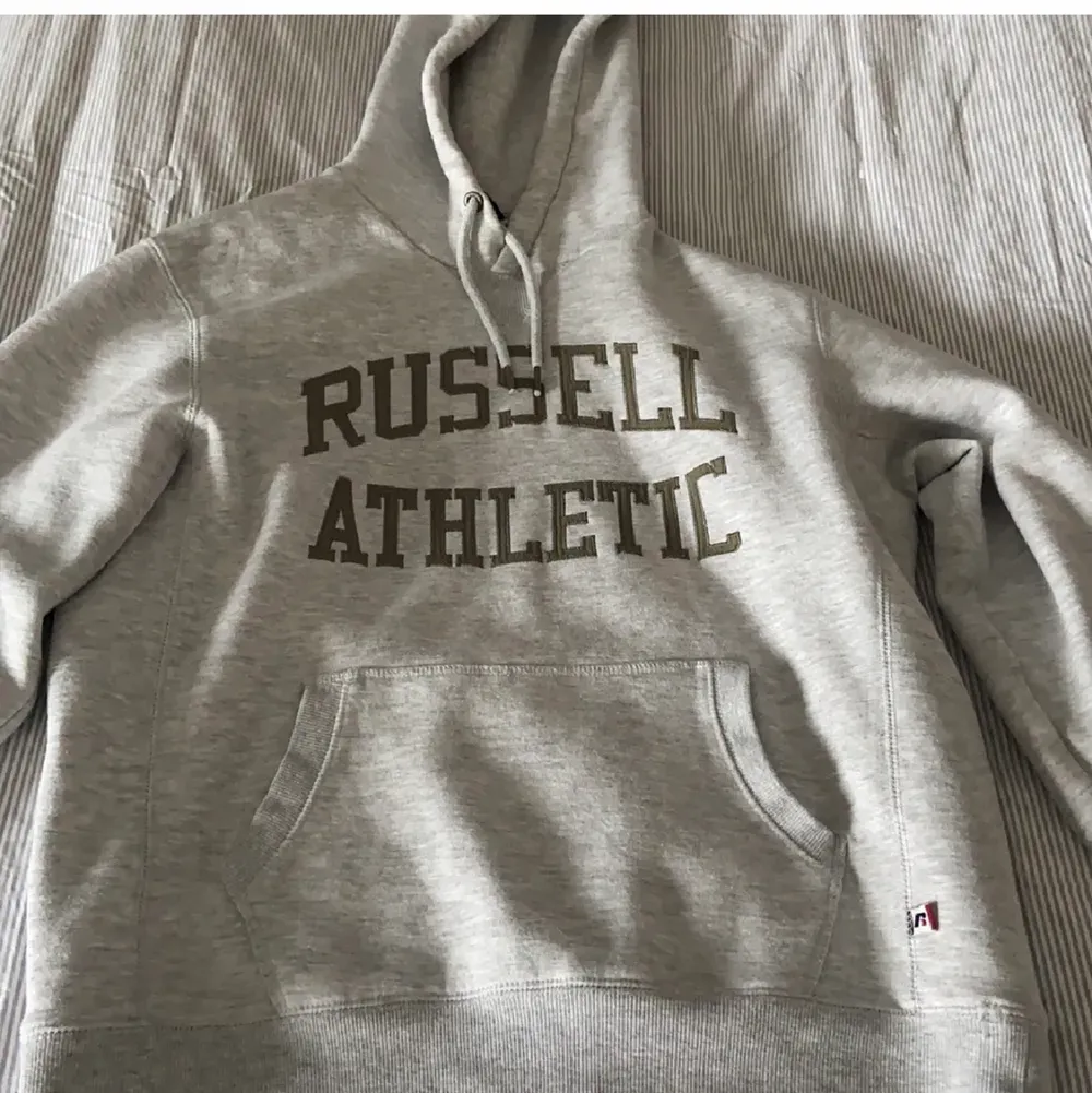 En russel athletic hoodie, super fin och knappt använd. Buda i kommentarerna från 150kr!! ✨ frakt 66kr💕❤️💕. Hoodies.