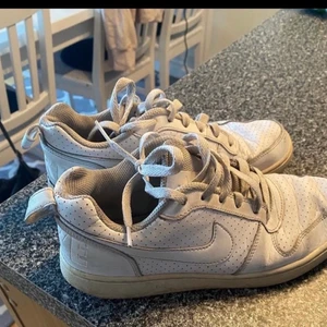 Nike skor  - Nike skor i strl 38, väl använda. Vid högt intresse startas bud 🥰  