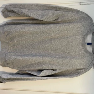 Mysig grå tjocktröja - Stor mysig tjocktröja inköpt på herravdelningen på HM, sparsamt använd