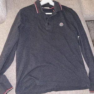 Moncler long polo sleeve - Bra skick. Strlk M (passar bättre S). Nypris över 2500kr. Mörkgrå. Qr kod. Lite tvättad.