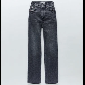 Zara jeans - INTRESSEKOLL på mina Zara jeans. Klippta för att passa mig i längden som är ca 165 cm. Säljer ett par likadana i blått!