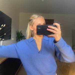 Blå stickad tröja 💙 - Blå mjuk stickad tröja med krage från Zara. Storlek S. 