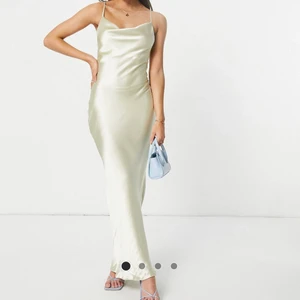 Asos satin klänning  - Hej! Säljer en helt slutsåld satin klänning i färgen oyster. Aldrig använd endast testad! Är 173 och så ser det ut på mig(sista bild) storlek är 30 så det passar på xs-s