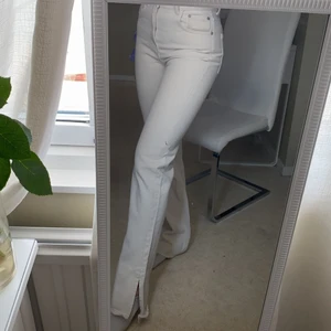 Pull and bear  - Sååå fina byxor inför sommaren, knappt använda, max använda två gånger 😊 älskar de men de är lite för små för mig, jag är 168 och de passar perfekt över mina skor dock sitter de lite för tight runt mina lår. De har slits vid fötterna och är den perfekta beiga färgen 💞 ja står för frakten ❤️