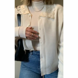 Dainty white blouse⭐️ - Tjena vilken perfekt finblus!! 🐚⭐️ Second hand -> in my closet -> forgotten. Perfekt skick med underbar krage. Don’t miss dis biss💫🤍 Passar alla fram till storlek 42 skulle jag säga :D