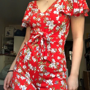 Blommig jumpsuit  - Fin jumpsuit från mango som nu är för liten. Sitter lite kort på mig som är 173 cm. Annars i mkt gott skick ❤️🌼