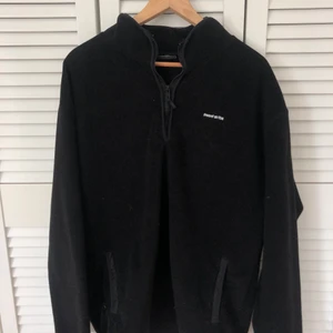 Sweet sktbs - Så najs fleece sweatshirt med dragkedja från sweet sktbs, denna e så najs på sommarkvällar!! Passar som en M/L💕