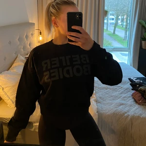 Better Bodies Cropped Sweater - SUPERSNYGG och extremt skön croppad sweater från Better Bodies (Chelsea Sweater) i svart färg! Oversized modell! Använd max 5 gånger, så den är i bra skick😄 Ordinarie pris 399kr!